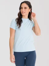 Remera deportiva de manga corta color celeste, con diseño de cuello alto y apertura vertical en la espalda para mayor ventilación. Confeccionada en tejido técnico suave y transpirable.