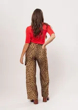 Pantalón de tiro alto con estampado animal print de leopardo, corte recto y bolsillos laterales.