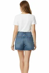 Short de jean negro de tiro alto, con diseño de cinco bolsillos, detalles de roturas desgastadas y ruedo desflecado.