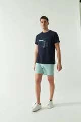 Short de baño liso de corte clásico, con cintura elástica ajustable mediante cordón. Cuenta con dos bolsillos laterales y uno trasero, confeccionado en tejido ligero de secado rápido con logo bordado.