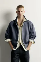 Sobrecamisa de corte relaxed fit confeccionada en tejido de mezcla de lyocell y algodón, en color azul oscuro con efecto lavado. Presenta cuello camisero, manga larga con puños abotonados, bolsillos frontales de vivo y cierre central de botonadura.