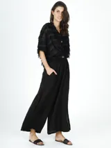 Pantalón palazzo negro de lino con cintura elastizada y tajos laterales.