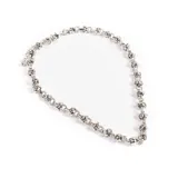 Collar plateado con eslabones de cadena y dijes redondos con diseño de nudo.