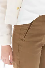 Pantalón negro de vestir, de corte recto, con bolsillos laterales y traseros. Se ajusta a la cintura con botón y cierre.