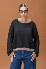 Sweater tejido de punto color negro con cuello redondo, puños y ruedo decorados con detalles en tejido multicolor texturizado.