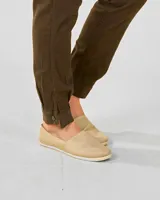 Alpargatas color beige con suela blanca.