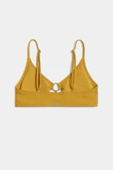 Top de bikini amarillo con textura sutil y detalle de aros metálicos entrelazados en el centro del escote, con tirantes finos.