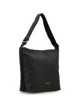Bolso de diseño elegante y minimalista de cuero sintético negro, con correa ajustable para llevar al hombro y herrajes metálicos.