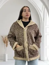 Campera marrón con estampado animal print, capucha y cierre con botones.
