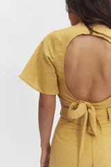 Top corto color mostaza de lino, con mangas cortas acampanadas y escote cuadrado.