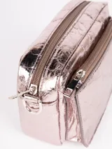 Cartera tipo bandolera color verde agua metalizado, confeccionada en símil cuero. Tiene correa desmontable y regulable, bolsillo frontal externo con cierre y compartimento principal con dos bolsillos internos.