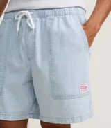 Bermuda regular de jeans celeste con cintura elástica, cordón ajustable y estampado de rayas finas.