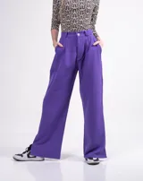 Pantalón sastrero violeta de tiro alto con pinzas delanteras, bolsillos delanteros y traseros, y tajo lateral.