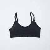 Pack de dos tops tipo bralette de tejido acanalado, uno en color blanco y otro en color negro, con breteles finos regulables.