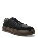 Championes urbanos Democrata modelo Wide, color negro con detalles en marrón tabaco. Presentan una combinación de texturas en cuero liso y gamuza, con perforaciones decorativas en los laterales y suela de goma robusta en tono marrón.