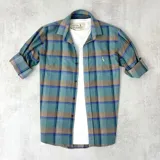 Camisa de manga larga a cuadros en tonos verde agua, marrón y azul.