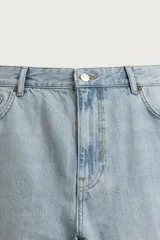 Jeans de corte recto color celeste claro, con tiro medio, diseño de cinco bolsillos, efecto lavado y bajo con acabado irregular deshilachado.