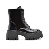 Bota negra de charol con cordones y plataforma track.
