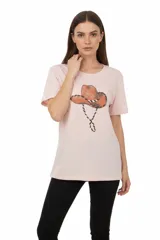 Remera de algodón negra con cuello redondo y mangas cortas. Presenta un estampado frontal con la frase 'WANTED AND WILD', gráficos de revólveres, estrellas y texto alusivo a un festival western.