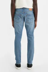 Pantalón jean de corte slim, color azul medio, con tiro medio y confeccionado en tejido non-stretch.