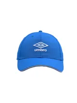 Gorro tipo gorra con visera curvo de marca Umbro, color azul con detalles bordados en blanco en el frente y borde de la visera.