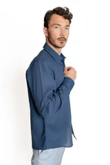 Camisa celeste de lino y algodón, de manga larga y corte clásico.