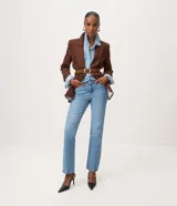 Pantalón de jean color celeste con corte recto y cintura media, confeccionado en denim con sutiles efectos de lavado. Presenta bolsillos funcionales y trabillas para cinturón.