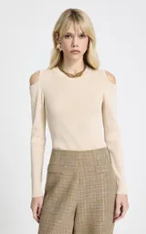 Sweater de punto fino color beige, con diseño de hombros descubiertos, cuello redondo y mangas largas ajustadas.