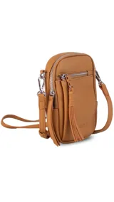 Bandolera compacta color rosado, con correa regulable y desmontable. Tiene apertura superior, bolsillo frontal con cierre y detalle de borla, y bolsillo trasero sin cierre. El interior está forrado en tela y cuenta con un bolsillo adicional.