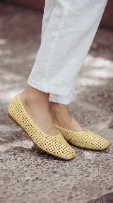 Chatita de cuero color off-white, con diseño calado en toda su superficie y punta redondeada.