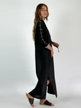 Vestido largo blanco de lino con mangas tres cuartos con detalle de crochet.