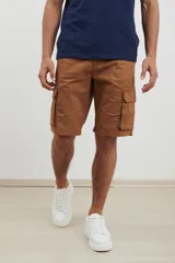 Bermuda cargo de color verde, con diseño funcional de seis bolsillos, incluyendo bolsillos laterales con solapa. Confeccionada en tejido de algodón con elastano para mayor comodidad.