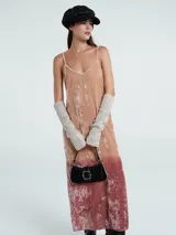 Vestido largo de breteles finos, escote en V y textura de terciopelo. Presenta un diseño degradado de gris a negro en el bajo.
