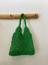 Bolso playero blanco con asas de soga.