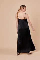 Vestido largo blanco de satén y viscosa, con breteles finos regulables y escote en V.