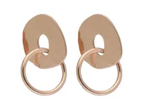 Par de aros colgantes dorados con forma irregular y textura martillada.