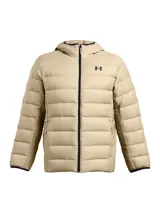 Campera puffer con capucha Under Armour, color beige, con cierre frontal, bolsillos laterales con cremallera y logo de la marca en el pecho. Cuenta con tecnología UA Storm repelente al agua y aislamiento térmico.