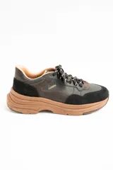 Championes urbanos Lemon de cuero negro y marrón con plataforma y cordones bicolores.