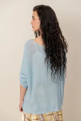 Sweater de punto celeste, de corte holgado, con escote bote y mangas largas.