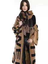 Tapado marrón con estampado de letras negras, de corte recto y mangas anchas.