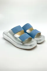 Sandalias plateadas con plataforma alta y dos tiras de denim celeste.