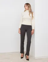 Pantalón de vestir marrón de la marca Zac & Rachel, corte recto, con bolsillos metálicos simulados en la parte delantera y bolsillos ojal simulados en la parte trasera.