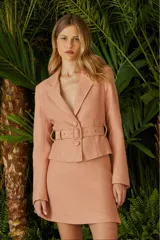 Blazer color salmón de tweed con cuello de solapa, corte entallado, cierre frontal con botón y cinturón con hebilla.