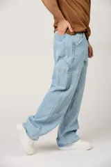 Jean baggy para hombre, color celeste claro, de corte holgado estilo cargo con bolsillos laterales y refuerzos en las rodillas.