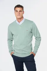 Suéter de tejido fino color azul marino, con cuello en V y manga larga. Presenta un pequeño logo bordado en el pecho.