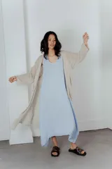 Saco de hilo color beige, de manga larga y tejido calado.