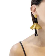 Aros colgantes con forma de flor, hechos de resina color amarillo ocre y cuentas negras.