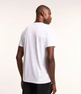 Remera deportiva de hombre con tecnología Dry, cuello redondo y mangas cortas. Presenta un diseño con estampa sutil tipo heat print y detalles de líneas en los hombros.
