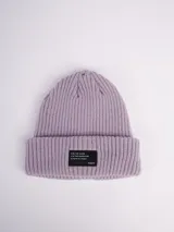 Gorro de lana lila con etiqueta negra con texto blanco.