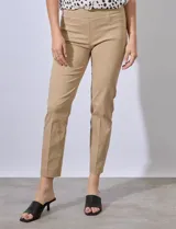 Pantalón de vestir verde esmeralda, de corte recto, con bolsillos laterales y traseros.